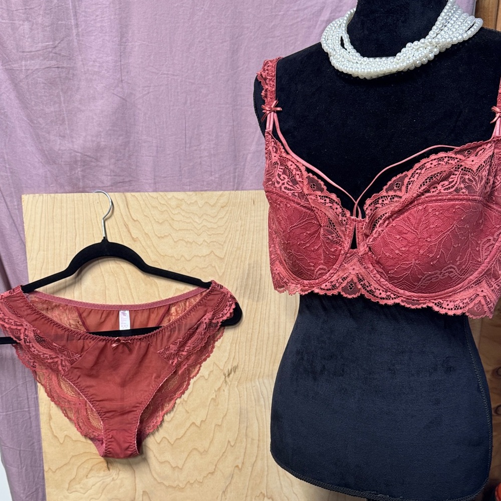 Elegant Lace Lingerie Set in burnt orange